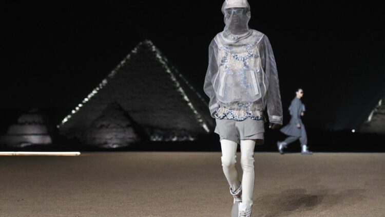 Un modelo durante el desfile de la casa francesa de alta costura Dior en la Necrópolis de las pirámides de Guiza, el 3 de diciembre de 2022. Foto: AFP.