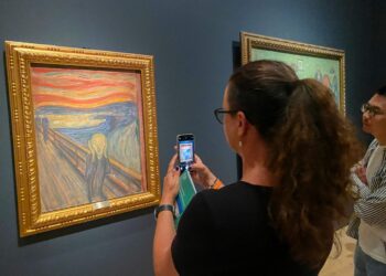 Militantes antipetróleo intentan pegar sus manos a ‘El Grito’ de Munch en Oslo