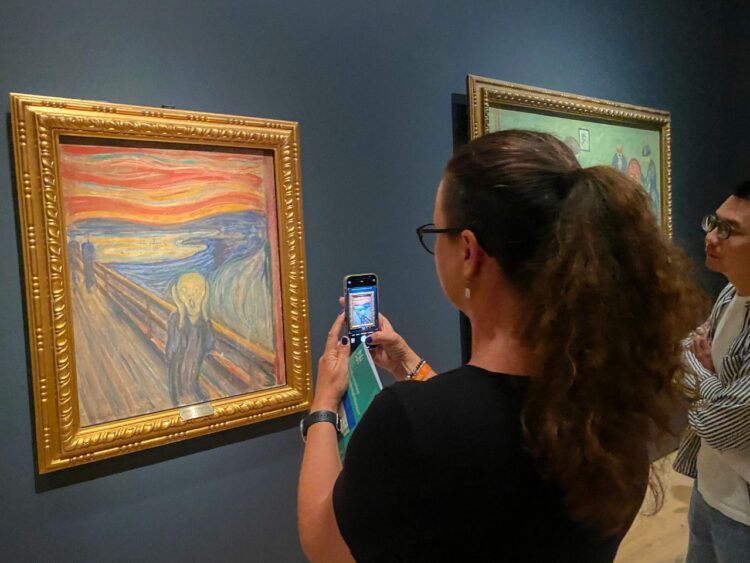 Militantes antipetróleo intentan pegar sus manos a ‘El Grito’ de Munch en Oslo