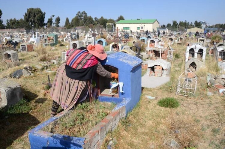 A los cementerios de El Alto solo está permitido llevar flores, no niños ni ancianos