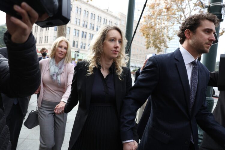 Elizabeth Holmes condenada a 11 años de prisión por fraude con Theranos