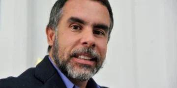El embajador de Colombia en Venezuela, Armando Benedetti, arribó a Caracas este domingo