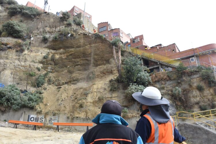 Técnicos atienden las emergencias por las lluvias en La Paz. Foto: AMUN