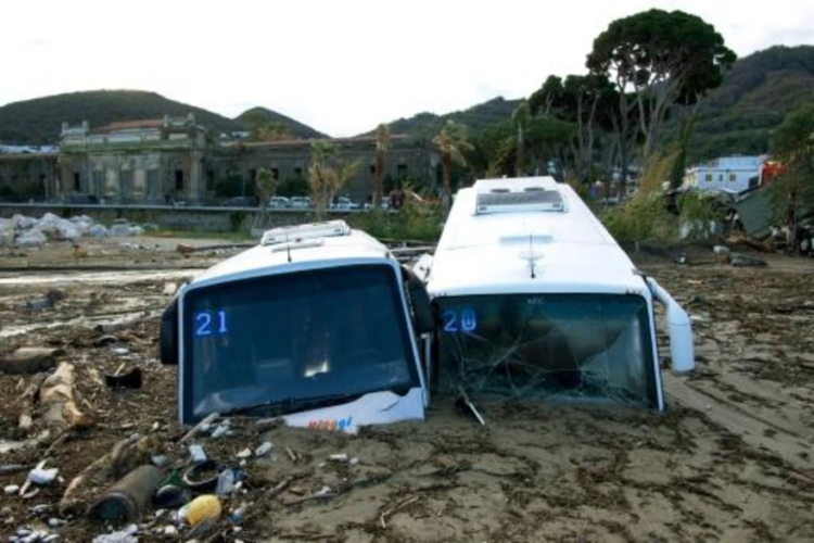 Italia declara estado de emergencia en isla de Isquia tras deslizamiento de tierra
