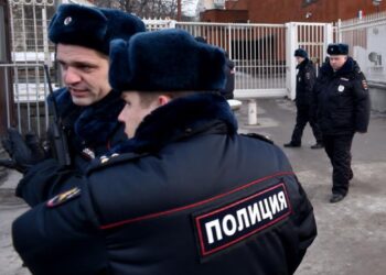 Encarcelan a tres poetas en Rusia por leer textos antibélicos
