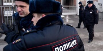 Encarcelan a tres poetas en Rusia por leer textos antibélicos