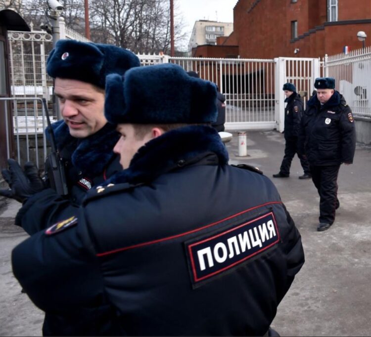 Encarcelan a tres poetas en Rusia por leer textos antibélicos