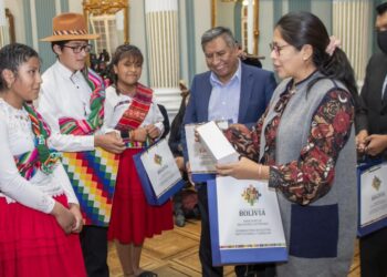 Estudiantes de secundaria de la ciudad de El Alto participaron del Encuentro Cultural y Estudiantil de los Pueblos Andinos. Foto: MRE.