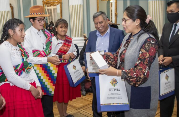 Estudiantes de secundaria de la ciudad de El Alto participaron del Encuentro Cultural y Estudiantil de los Pueblos Andinos. Foto: MRE.