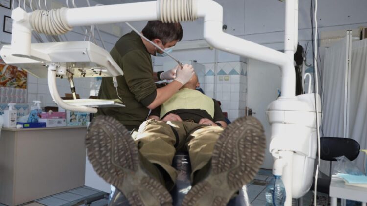 La mitad de la población mundial sufre de enfermedades bucodentales. En la imagen, un dentista voluntario proporciona tratamiento gratuito a un soldado en una clínica en la ciudad ucraniana de Mikolayiv. Foto: AFP.