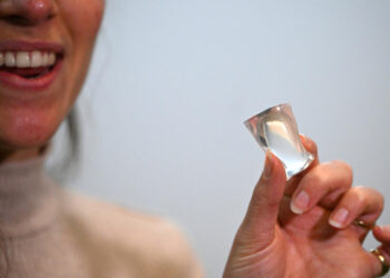 Una empleada de la empresa Notpla, fundada por un español y un francés, muestra un envoltorio comestible "Ooho" fabricado con algas en Hackney, este de Londres, el 24 de noviembre de 2022. Foto: AFP.