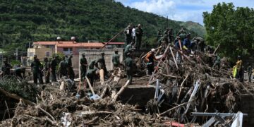 Frenética búsqueda de sobrevivientes entre los escombros de deslave en Venezuela
