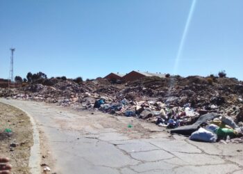 Escombros y basura cierran dos carriles de una rotonda de las avenidas Galindo y Litoral