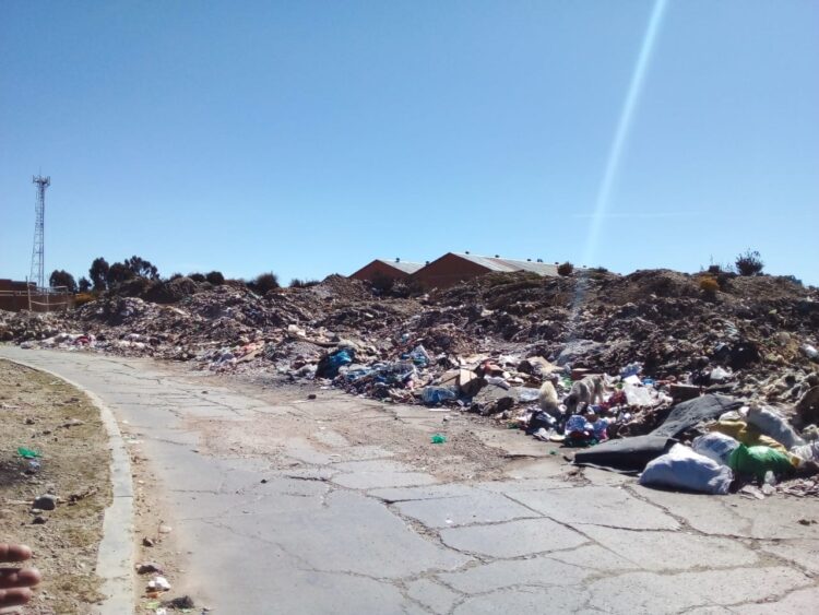 Escombros y basura cierran dos carriles de una rotonda de las avenidas Galindo y Litoral