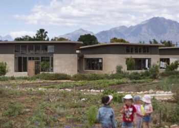 Unas niñas caminan por las instalaciones de la "escuela verde" de Paarl, a unos 60 kilómetros de Ciudad del Cabo, el 7 de noviembre de 2022. Foto: AFP.