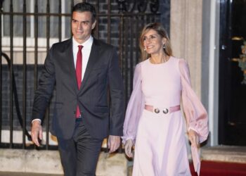 El presidente del gobierno español, Pedro Sánchez, y su esposa, Begoña Gómez, a la salida de la recepción del entonces primer ministro británico, Boris Johnson, antes de la cumbre de la OTAN en Londres, el 3 de diciembre de 2019. Foto: AFP.