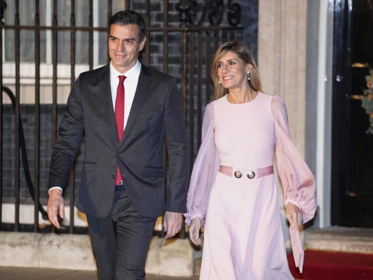 El presidente del gobierno español, Pedro Sánchez, y su esposa, Begoña Gómez, a la salida de la recepción del entonces primer ministro británico, Boris Johnson, antes de la cumbre de la OTAN en Londres, el 3 de diciembre de 2019. Foto: AFP.