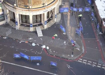 Ocho personas fueron trasladadas al hospital a raíz de la estampida, que se produjo durante un concierto del cantante afrobeat nigeriano Asake en la sala O2 Academy, en el barrio de Brixton. Foto: AP.