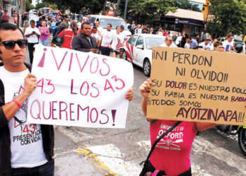 Disturbios en cuartel militar durante protesta por desaparición de 43 estudiantes mexicanos