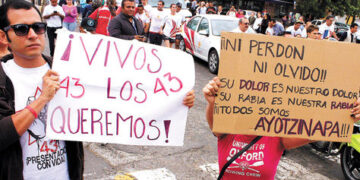 Disturbios en cuartel militar durante protesta por desaparición de 43 estudiantes mexicanos