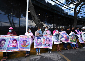 11 policías heridos en protesta por desaparición de 43 estudiantes en México