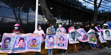 11 policías heridos en protesta por desaparición de 43 estudiantes en México