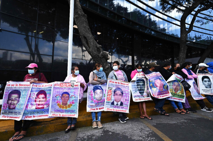 11 policías heridos en protesta por desaparición de 43 estudiantes en México