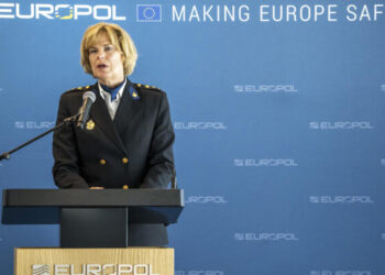 Una jefa de la policía de los Países Bajos habla durante una rueda de prensa ofrecida el 8 de junio de 2021 en La Haya para informar sobre una operación internacional contra el crimen organizado. Foto: AFP.