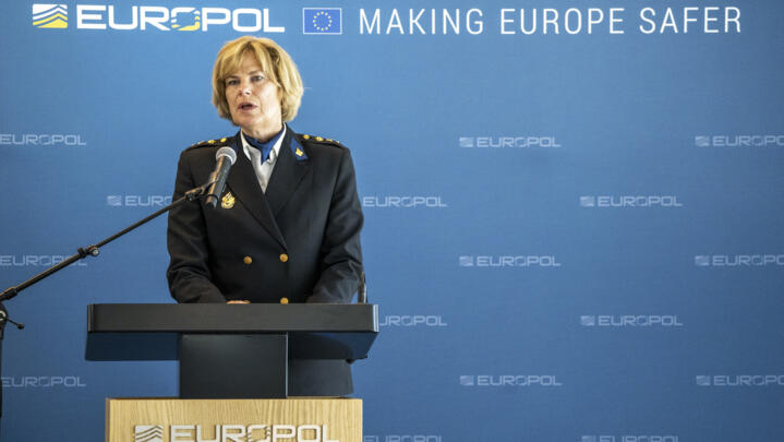 Una jefa de la policía de los Países Bajos habla durante una rueda de prensa ofrecida el 8 de junio de 2021 en La Haya para informar sobre una operación internacional contra el crimen organizado. Foto: AFP.