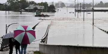 Australia pide evacuación de miles de personas por inundaciones