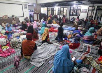Los aldeanos descansan mientras se refugian en una oficina de distrito después de ser evacuados tras la erupción del volcán del Monte Semeru en Lumajang, provincia de Java Oriental, Indonesia, el 4 de diciembre de 2022. Foto: AFP.