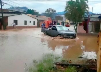 Al menos 300 personas evacuadas por lluvias en Honduras