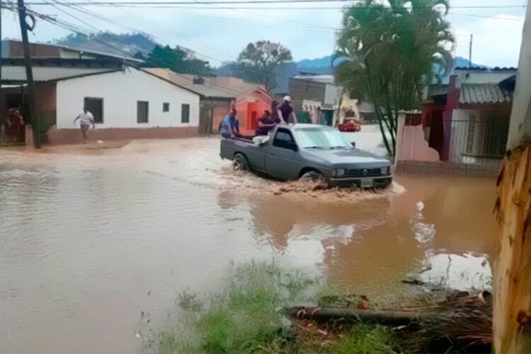 Al menos 300 personas evacuadas por lluvias en Honduras