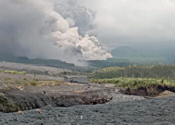 La ceniza volcánica se ve desde Pronojiwo después de la erupción del volcán Monte Semeru, en Lumajang, provincia de Java Oriental, Indonesia, el 4 de diciembre de 2022. Foto: Reuters.