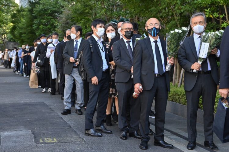 Japón despide a asesinado exlíder Abe con polémico funeral