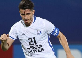 El ex futbolista kurdo Voria Ghafouri, disputando un partido entre el Al-Ahli de Arabia Saudita y Esteghlal de Irán, el año pasado. Foto: AFP.