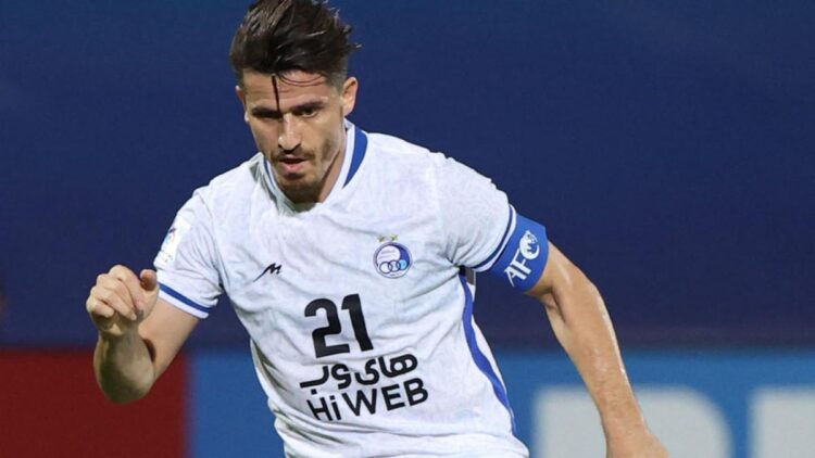 El ex futbolista kurdo Voria Ghafouri, disputando un partido entre el Al-Ahli de Arabia Saudita y Esteghlal de Irán, el año pasado. Foto: AFP.