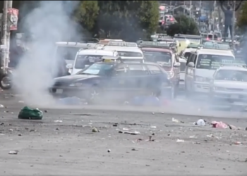 Momento en el explotó el cahorro de dinamita cerca de un taxi. Foto: Captura.