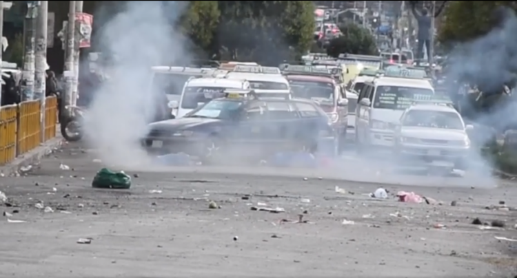 Momento en el explotó el cahorro de dinamita cerca de un taxi. Foto: Captura.