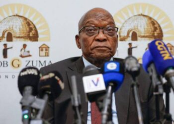 El expresidente sudafricano Jacob Zuma observa durante una conferencia de prensa en The Maslow Hotel en Sandton, centro comercial de Johannesburgo, el 22 de octubre de 2022. Foto: AFP.
