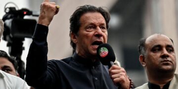 Khan, acusó a su sucesor, Shehbaz Sharif, de complicidad con el intento de asesinato en el que resultó herido.