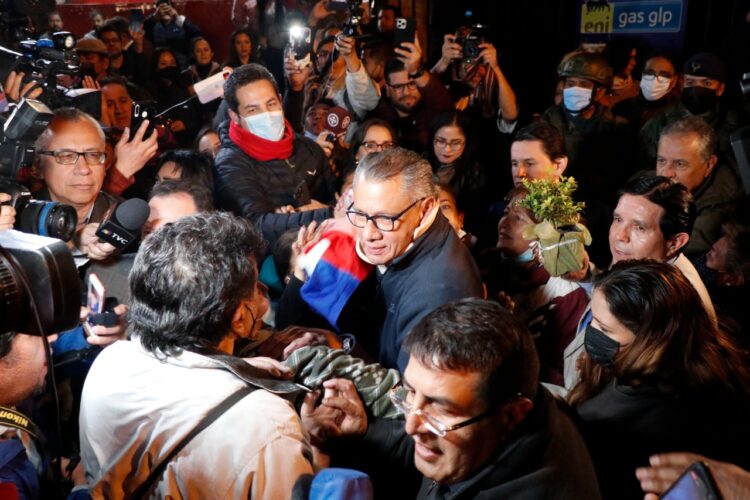 Exvicepresidente de Ecuador condenado por corrupción sale en libertad.