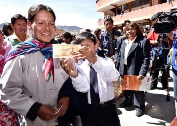 Un niño de una escuela fiscal recibe su bono anual. Foto: Archivo LR