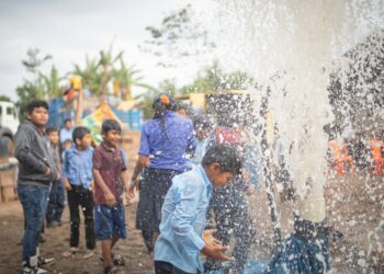 Pobladores de Beni se divierten con las bombas de agua. Foto: MDRyT
