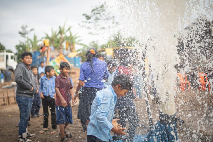 Pobladores de Beni se divierten con las bombas de agua. Foto: MDRyT
