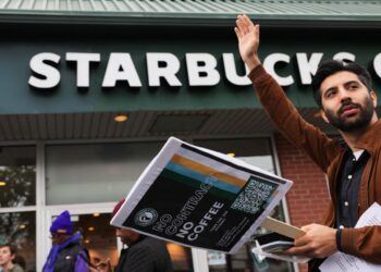 Nuevos sindicatos en Starbucks, Amazon o Apple enfrentan resistencia de empresas