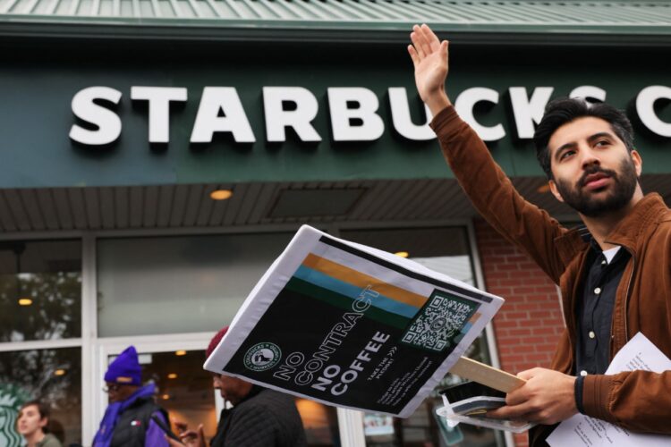 Nuevos sindicatos en Starbucks, Amazon o Apple enfrentan resistencia de empresas