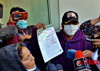 Dirigentes de entregan la carta en la Defensoría de La Paz. Foto: Pedro Luna