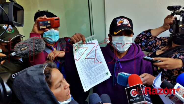 Dirigentes de entregan la carta en la Defensoría de La Paz. Foto: Pedro Luna