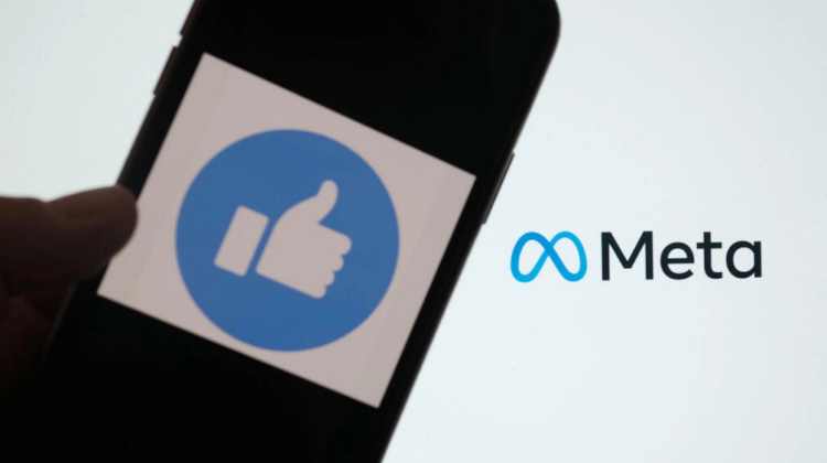 La nueva herramienta de Facebook permite a los administradores de grupos relegar automáticamente a cuarentena las nuevas publicaciones etiquetadas con información falsa. Foto: AFP.